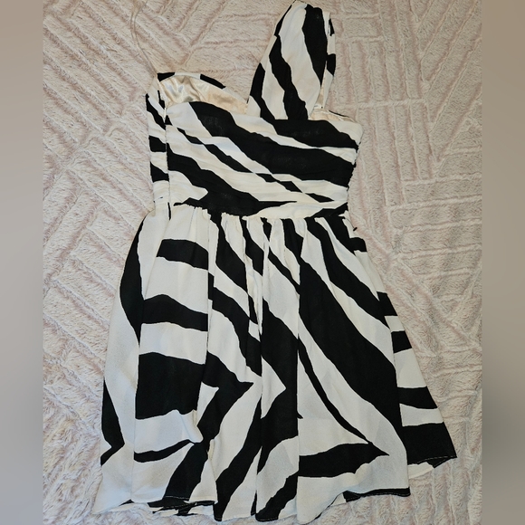 Zebra print one shoulder Express dress - Picture 2 of 7